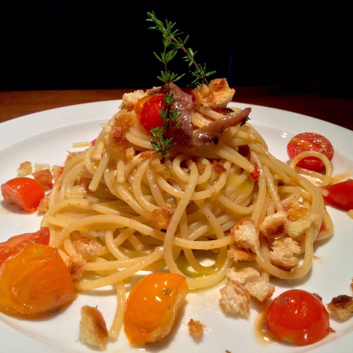 Spaghetti with anchovies and tomatoes