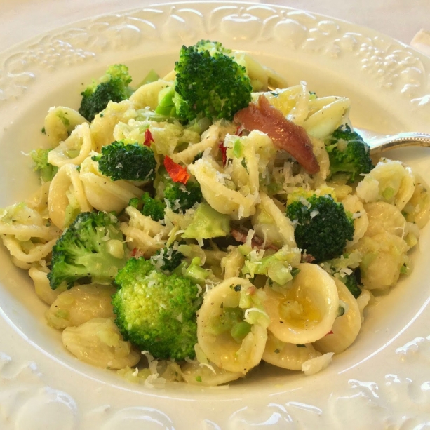 Orecchiette con broccoli e acciughe 