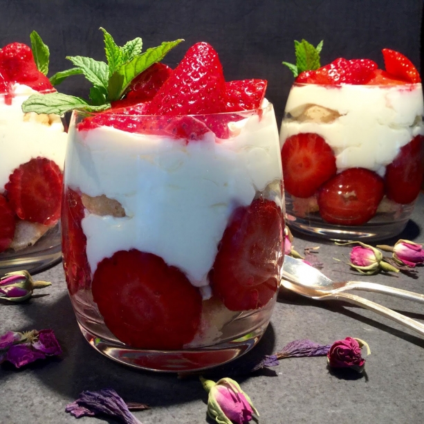 Tiramisù alla fragola nel bicchiere