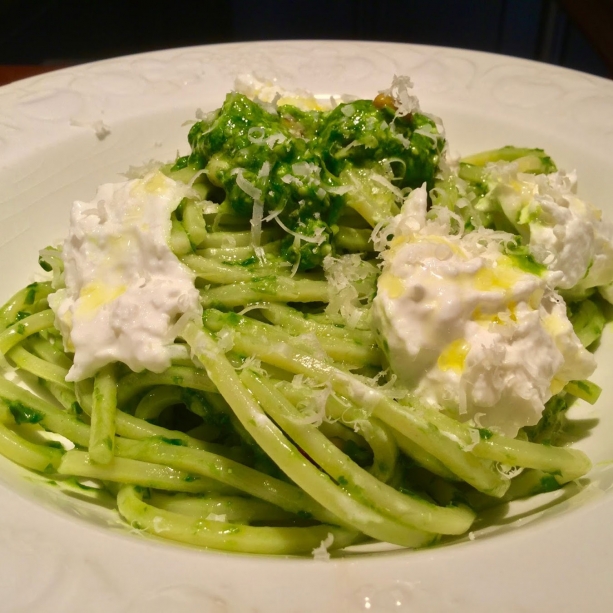 Spaghettoni con pesto all'aglio orsino e burrata